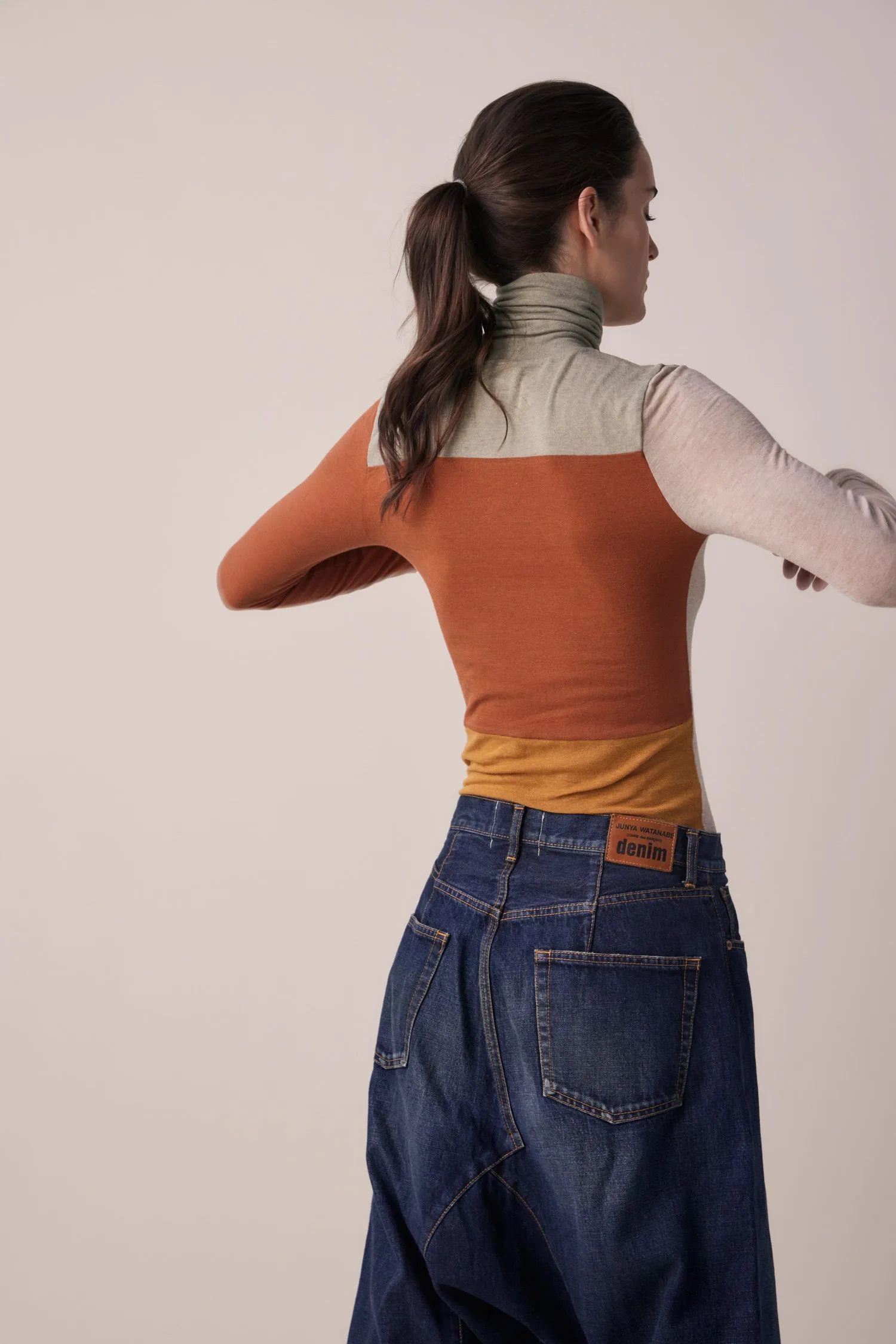 Color block lightweight knit turtleneck