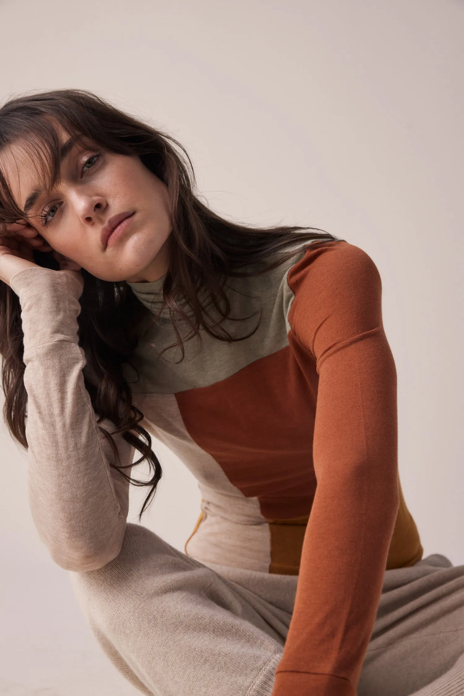 Color block lightweight knit turtleneck