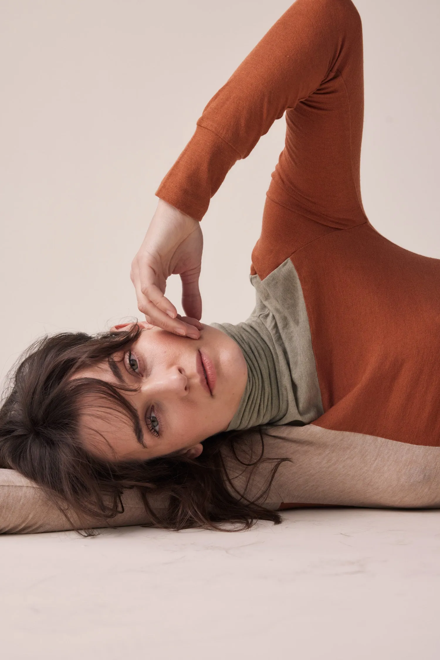 Color block lightweight knit turtleneck