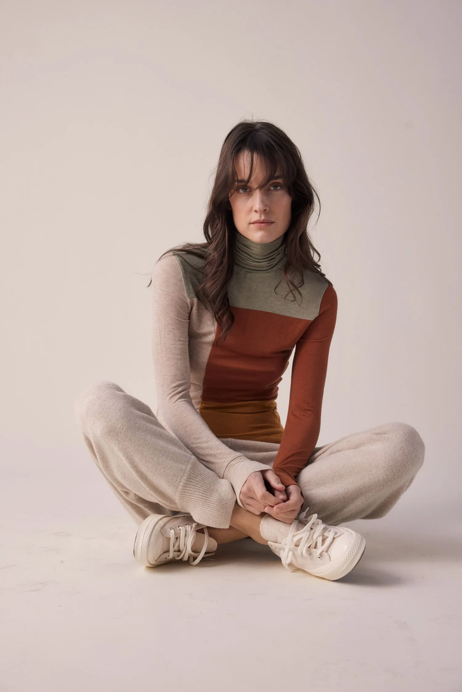 Color block lightweight knit turtleneck