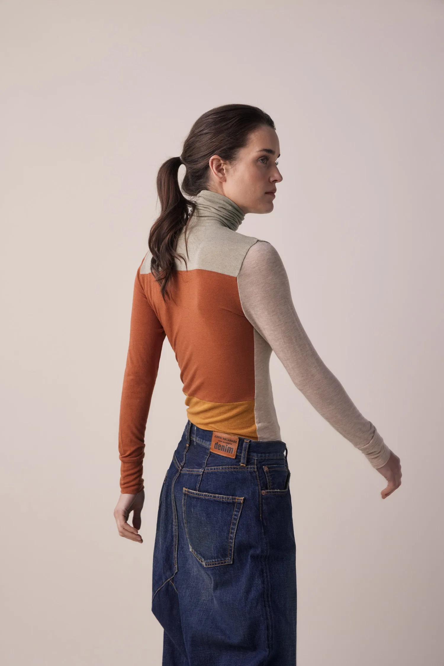 Color block lightweight knit turtleneck